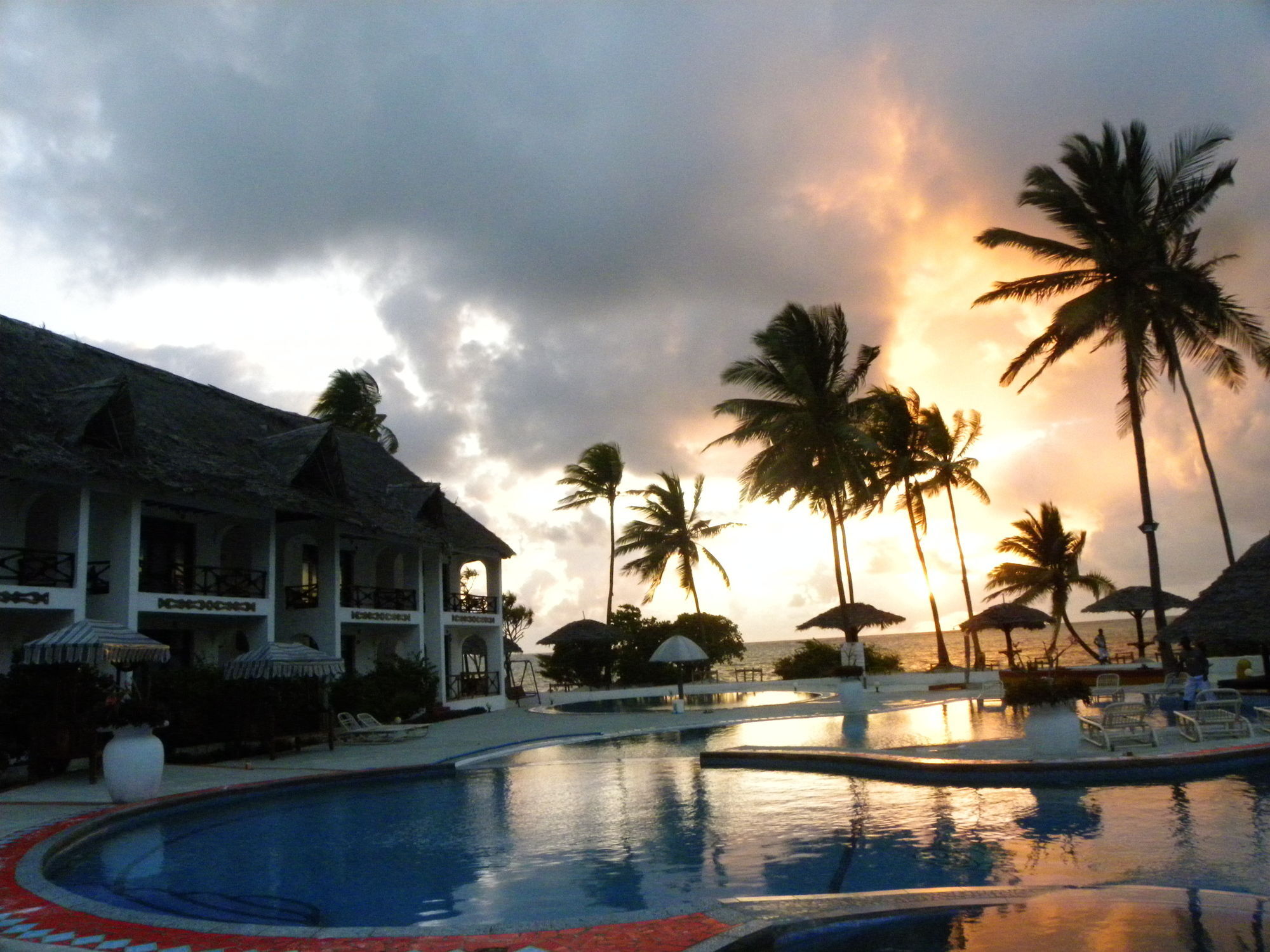 African Sun Sand Sea Beach Resort & Spa Bwejuu Esterno foto